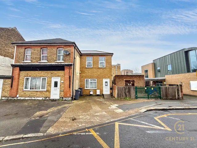 Pears Road, Hounslow, TW3, photo 1