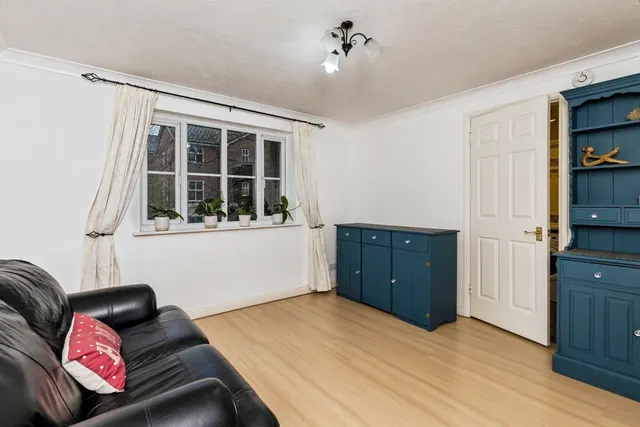 North Parade, Horsham, RH12, photo 2
