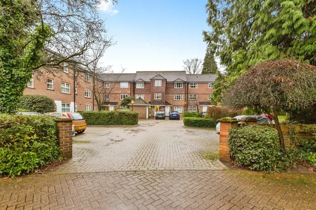 North Parade, Horsham, RH12, photo 1