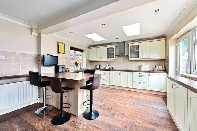 Moorhayes Drive, Laleham, TW18, photo 2