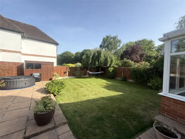 Moorhayes Drive, Laleham, TW18, photo 3