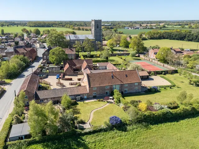 4 bedroom property, Idyllic Barn Conversion in Worstead