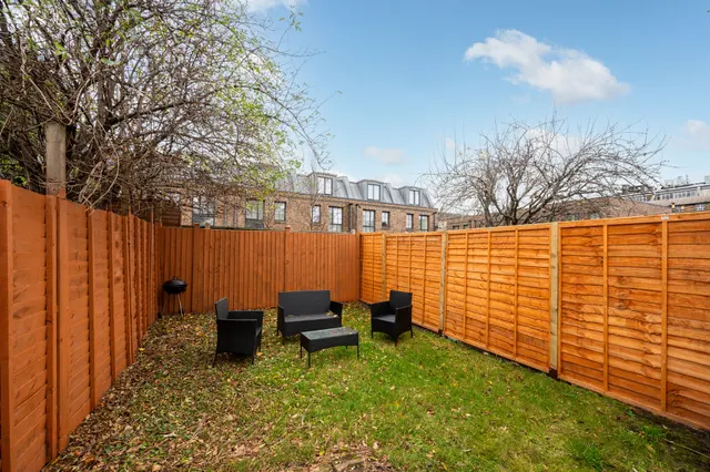111 Lynton Road, London, photo 1