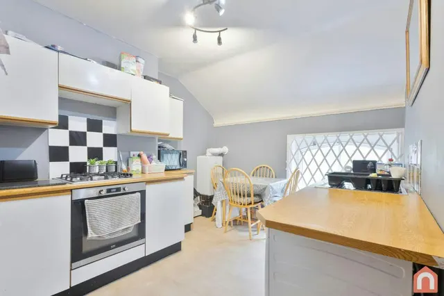 Photo 3 — Top Floor Flat, Victoria Park, CT16