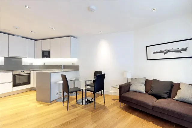 Longfield Avenue, London, W5, photo 2