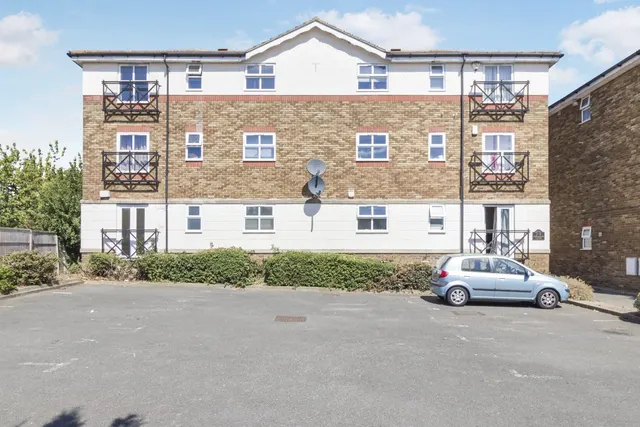 Voyagers Close, London, SE28, photo 1