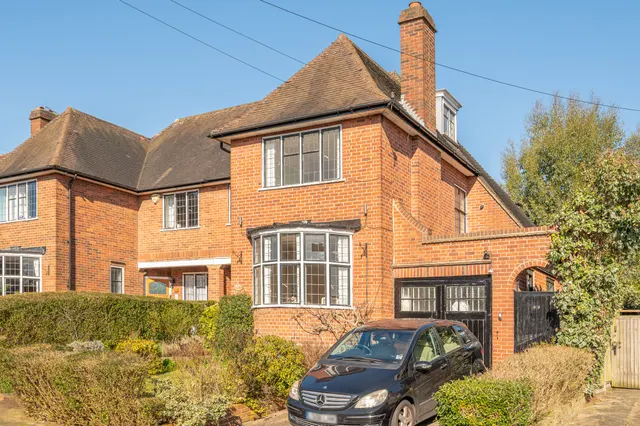 93 Brim Hill, London, photo 1