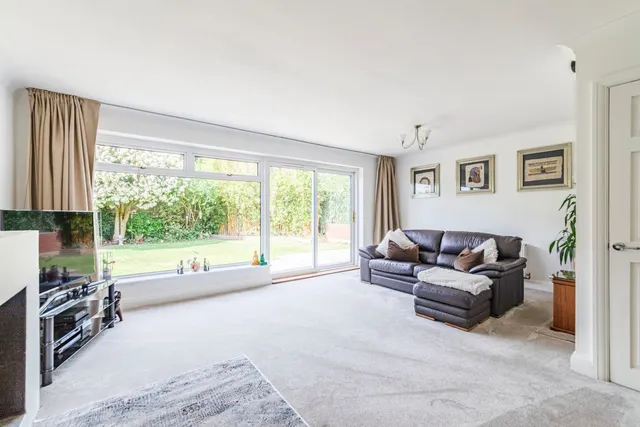 Church Road, Byfleet, KT14, photo 2