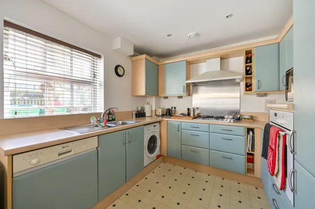 Photo 3 — 3 Wheatfield House, Holme Court, 158 Twickenham Road, Isleworth
