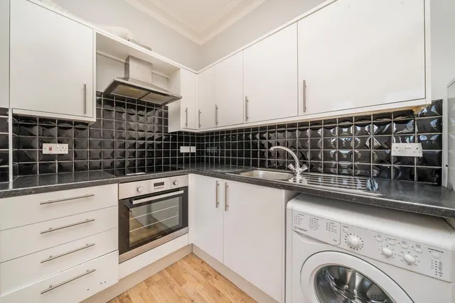 Stanley Road, TW11, photo 2