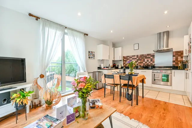 Photo 3 — 11 Latitude Apartments, 77a Manor Road, London