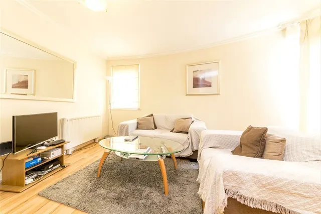 Victoria Road, North Acton, photo 2