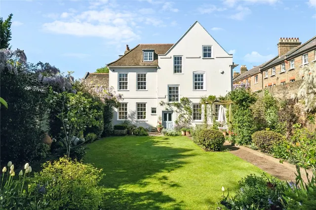 Upper Butts, Brentford, TW8, photo 2