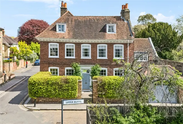 Upper Butts, Brentford, TW8, photo 1