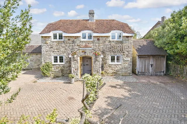 Brighstone, PO30, photo 1