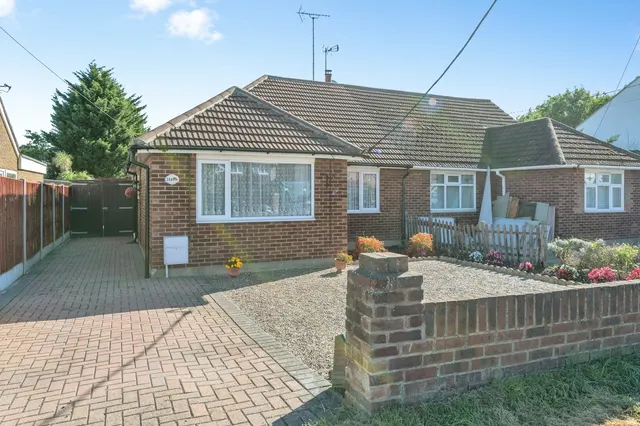 2 bedroom house, Pound Lane, Bowers Gifford, SS13