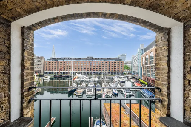 East Smithfield, London, E1W, photo 1