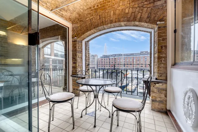 East Smithfield, London, E1W, photo 2