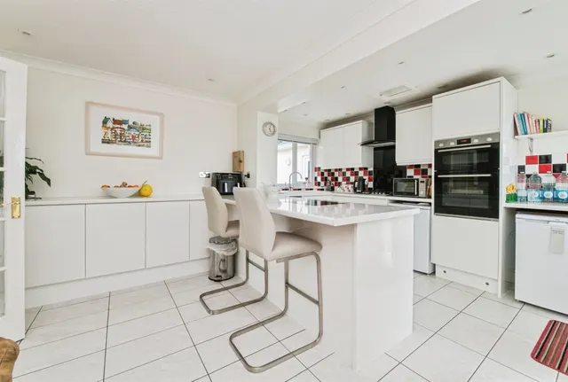 Brunenburg Way, Axminster, EX13, photo 3