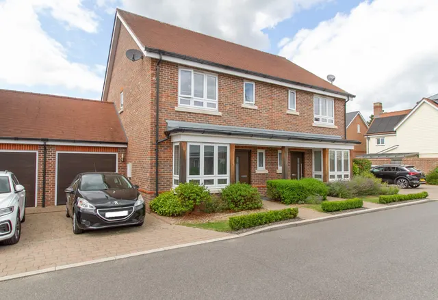 Willowbourne, Fleet, GU51 5BP, photo 1