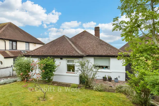 Greenfield Crescent, Patcham, BN1, photo 2