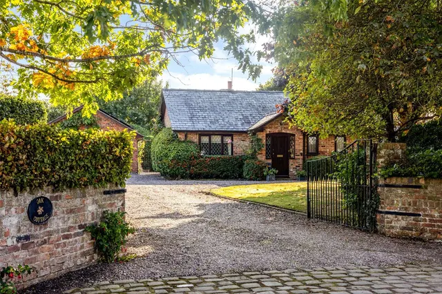 Photo 2 — Hoofield Lane, Huxley, Chester, Cheshire, CH3 9BR