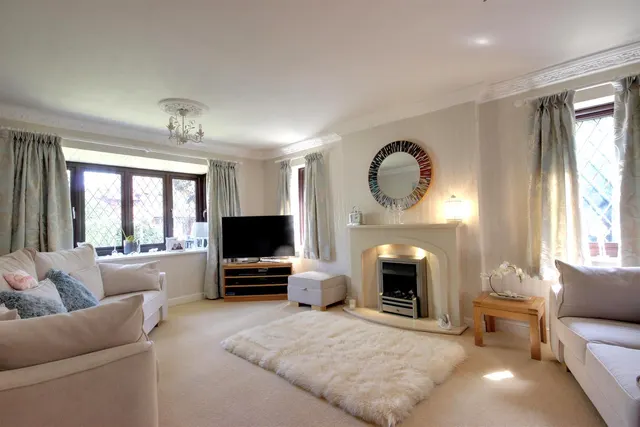 Photo 3 — Walnut Close, Cottingham