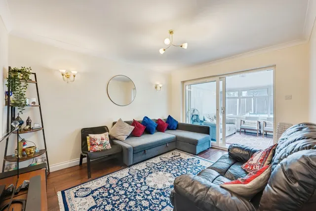 Somerset Avenue, Chessington, KT9, photo 2