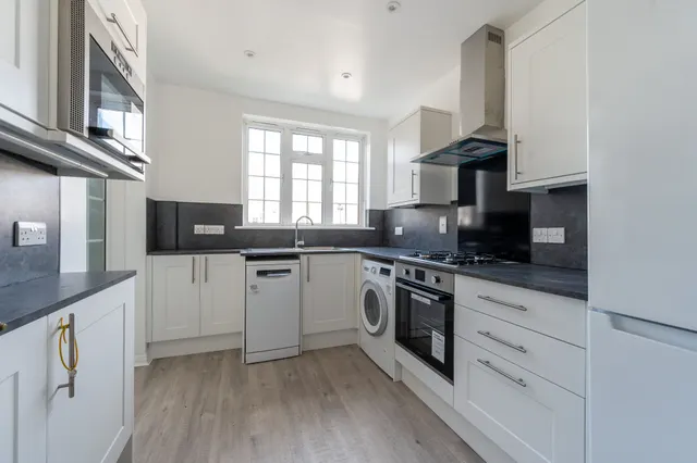 London, SW20, photo 3