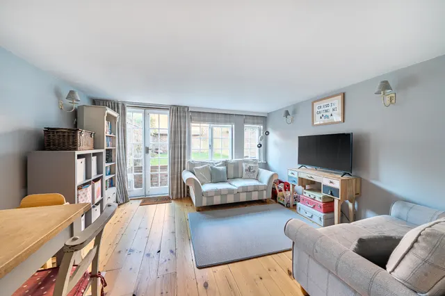 Park Row, Farnham, GU9, photo 3