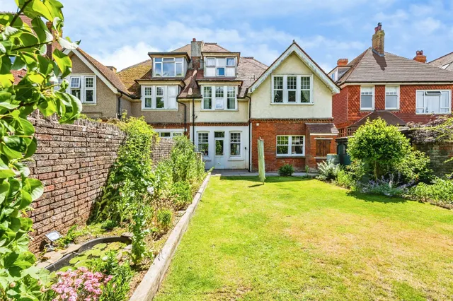 2 bedroom flat — Sutton Park Road, SEAFORD