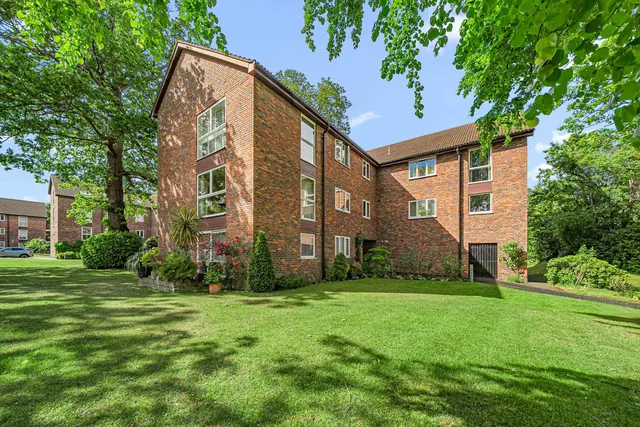 Hillrise, Walton-On-Thames KT12 2PE, photo 1