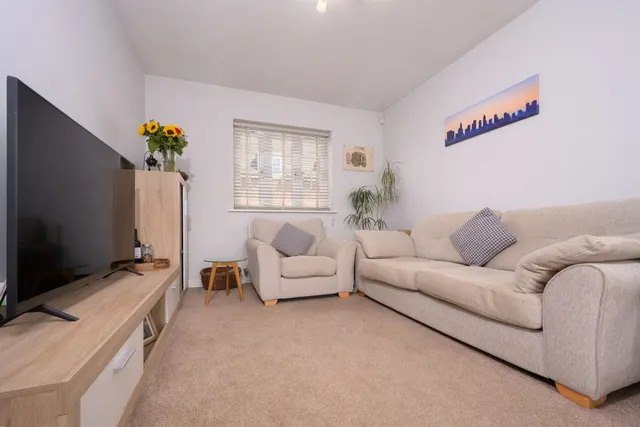 Honeysuckle Road, Kettering, NN14, photo 2