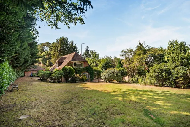 Smugglers Way, The Sands, Farnham, Surrey, GU10 1NB, photo 1