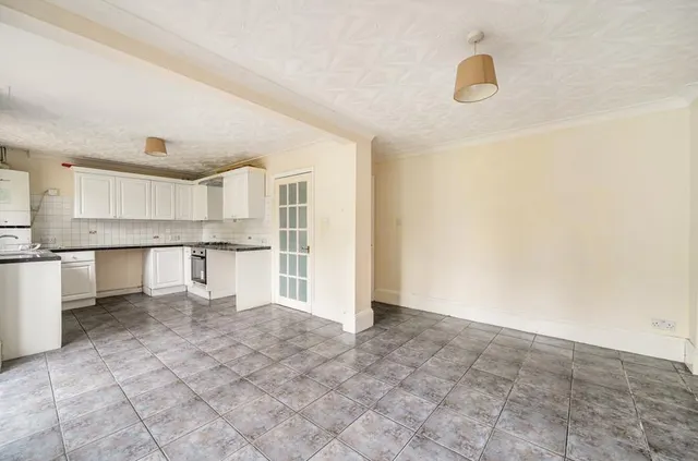 Basingstoke Road, Reading, RG2, photo 3