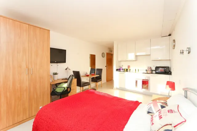Courland Grove, SW8, photo 1