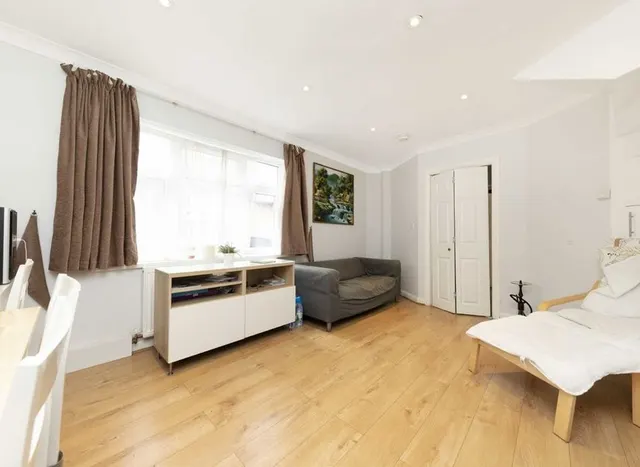 Photo 2 — Gladstone Mews, Wood Green, N22