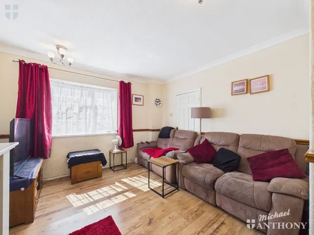 Photo 2 — Walton Place, Weston Turville, Aylesbury, HP22 5RD
