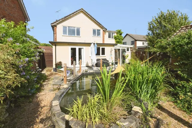 Photo 3 — Englefield Close, Hockley, Essex, SS5