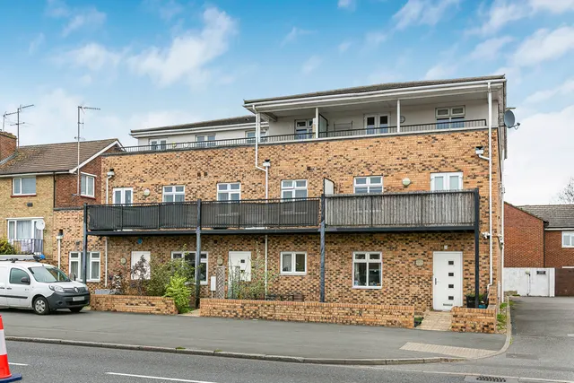 Staines Road West, Sunbury-on-Thames, TW16, photo 1