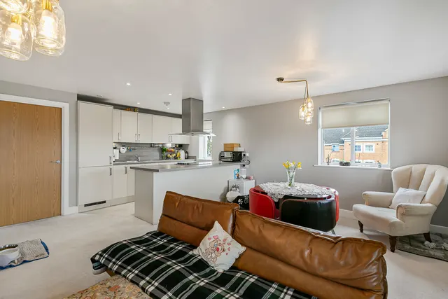 Staines Road West, Sunbury-on-Thames, TW16, photo 3