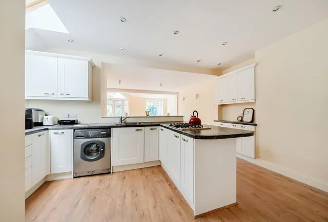 Church Road, Horley, RH6, photo 1