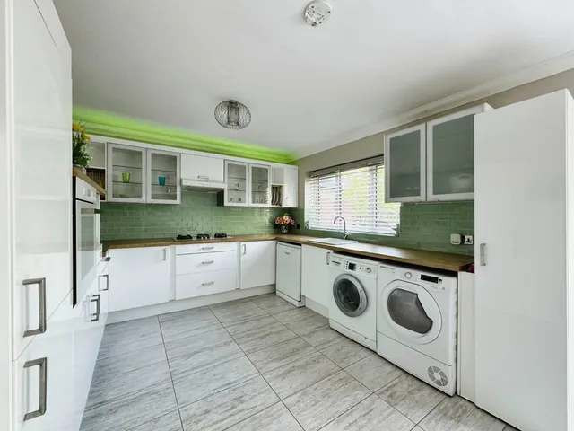 Photo 3 — Gwellyn Avenue, Kinmel Bay, Rhyl, Denbighshire, LL18 5HR