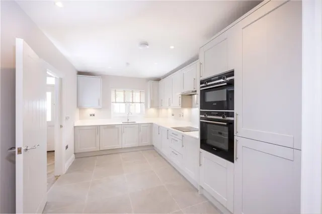 London Road, RG12, photo 2