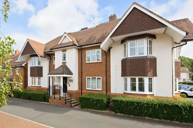 Poplar Road, Esher, KT10, photo 1
