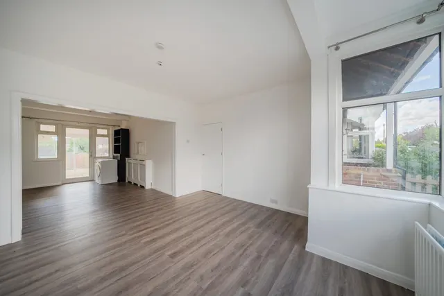 Photo 2 — Bramshaw Rise, New Malden, KT3