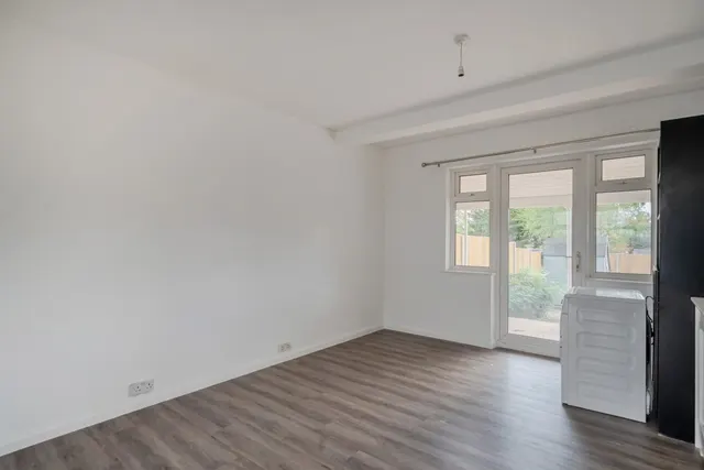 Photo 3 — Bramshaw Rise, New Malden, KT3