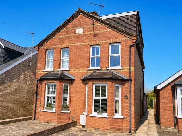 Wendover Road, Surrey Staines-upon-Thames, TW18, photo 1
