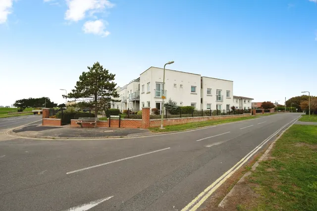 Sea Front, Hayling Island, PO11, photo 1