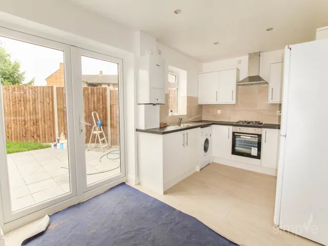 Denbigh Drive, Hayes, UB3, photo 2